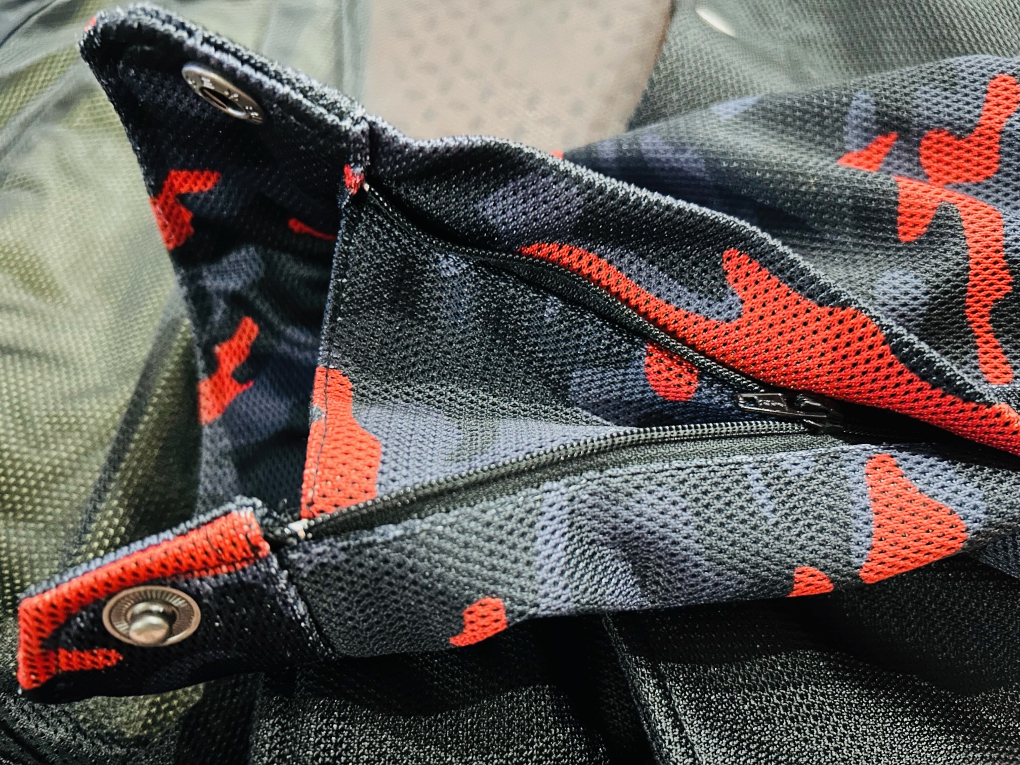 Rockndat Mesh Protective Red Sleeve Rockndat Mesh Protective Red Sleeve