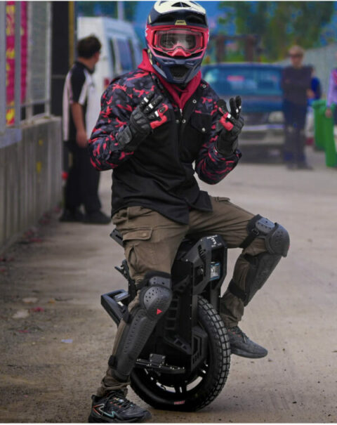 Rockndat Camouflage Red Protective Pose 600x756